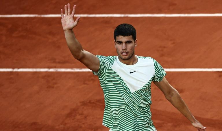 Alcaraz concède un set mais passe sans frayeur.