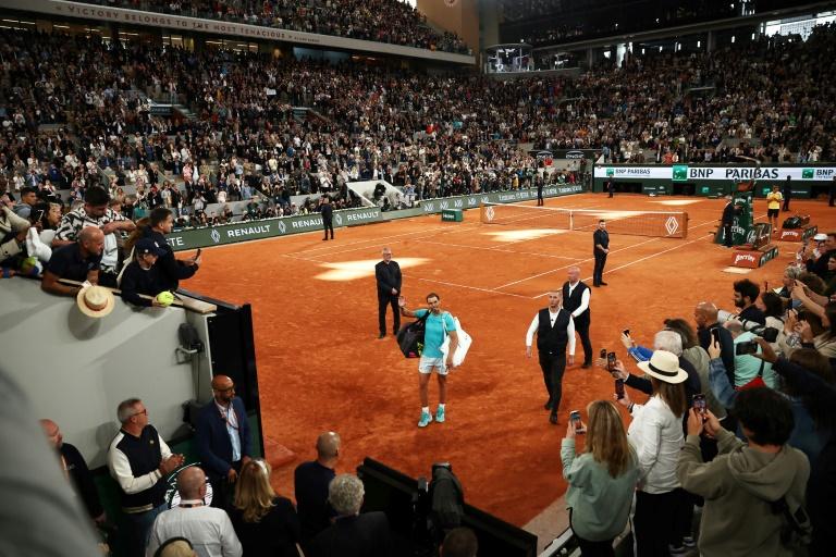 Les larmes des fans alors que la légende Nadal a probablement dit adieu à Roland-Garros