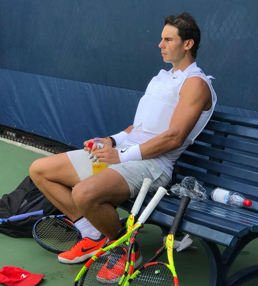 Nadal s'entraîne avec un gilet de glace 