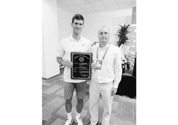 Djokovic reconnu membre honoraire de l'Alliance Nationale Serbe (parti démocratique actif en Bosnie) par Mladen Bosic, président du parti.