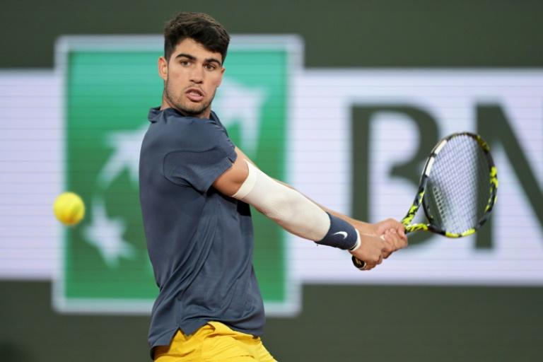 Alcaraz profite d’un Auger-Aliassime très décevant pour rejoindre Tsitsipas en quarts de Roland-Garros !
