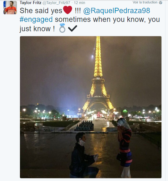 Taylor Fritz s'est fiancé avec sa petite amie de longue date, Raquel Pedraza, ce lundi soir aux pieds de la Tour Eiffel.