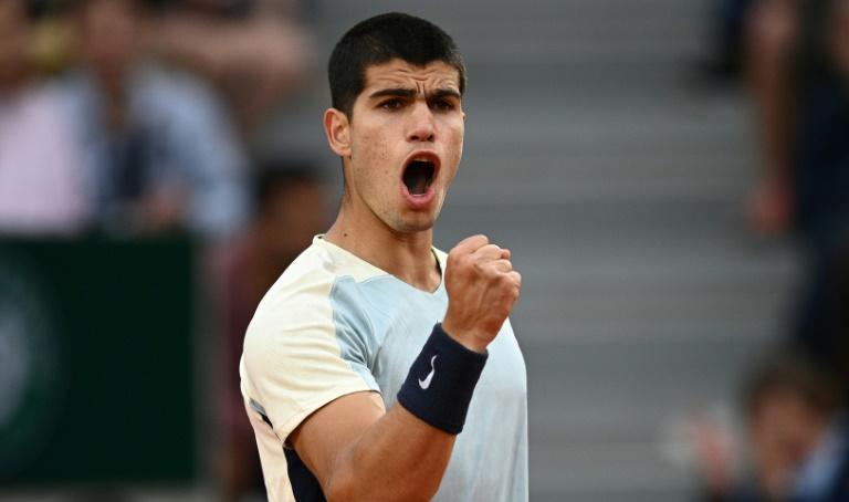 Bousculé, Alcaraz résiste à un excellent Struff pour rallier les quarts
