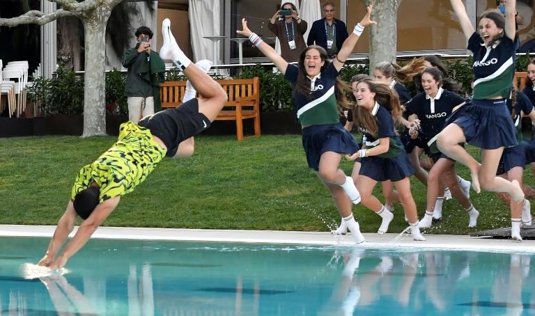 Histoire - D'où vient la tradition du plongeon du champion dans la piscine à Barcelone ?
