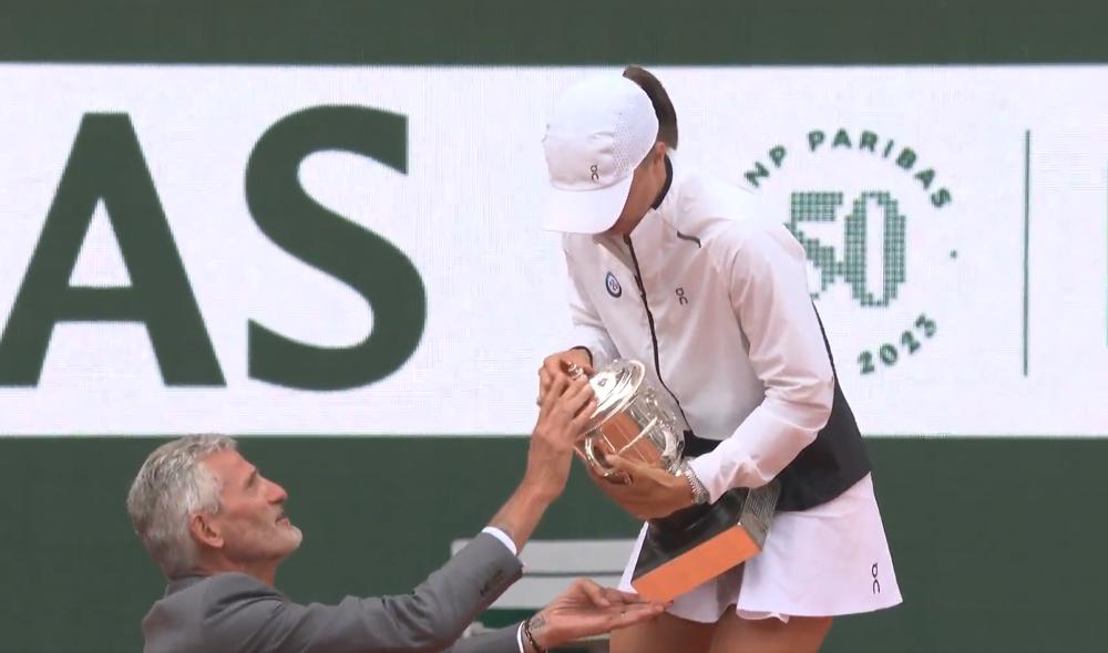 Quand Swiatek nous casse la coupe à Roland Garros.