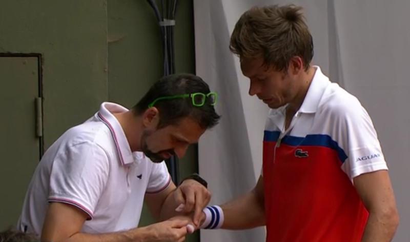 Mahut blessé au pouce droit 