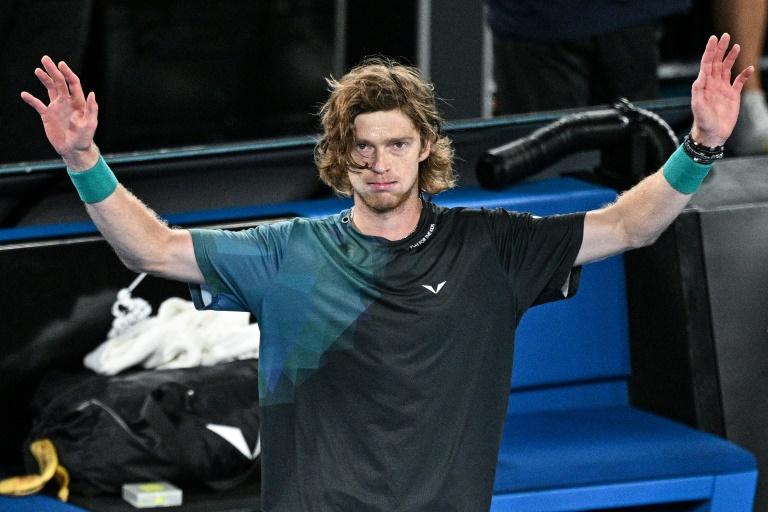 Passé à deux points de la défaite, Rublev profite de l’abandon de Davidovich Fokina à Toronto
