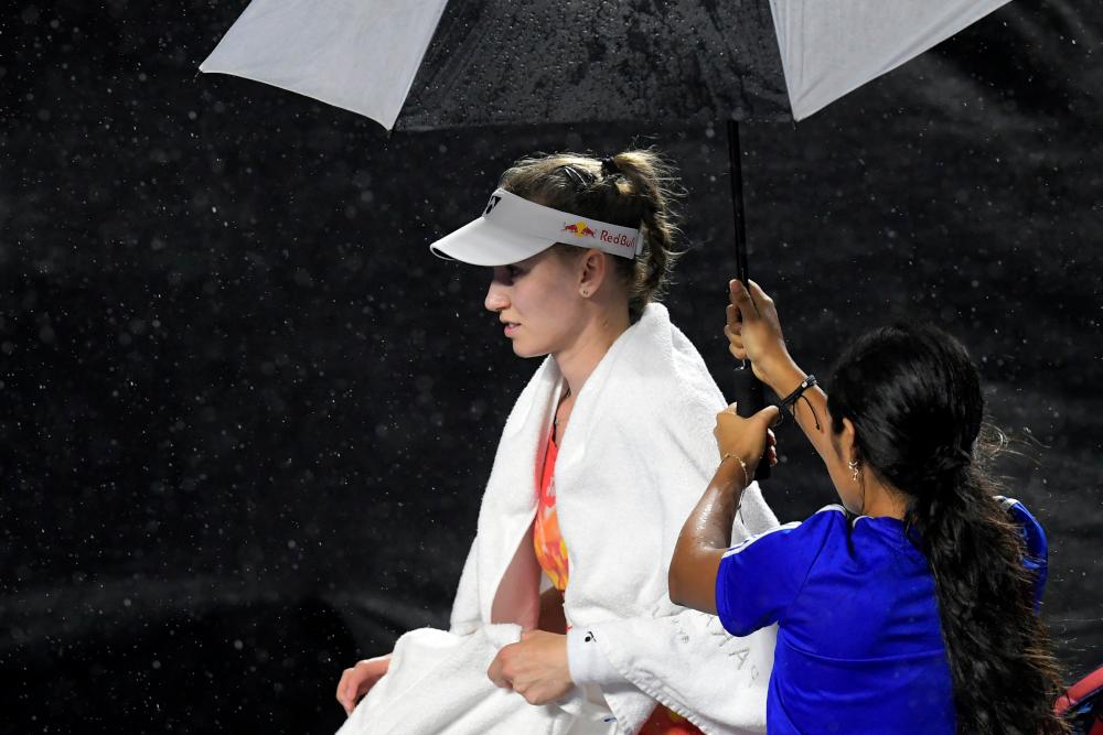 Rybakina and Sabalenka stopped by rain at the WTA Finals.