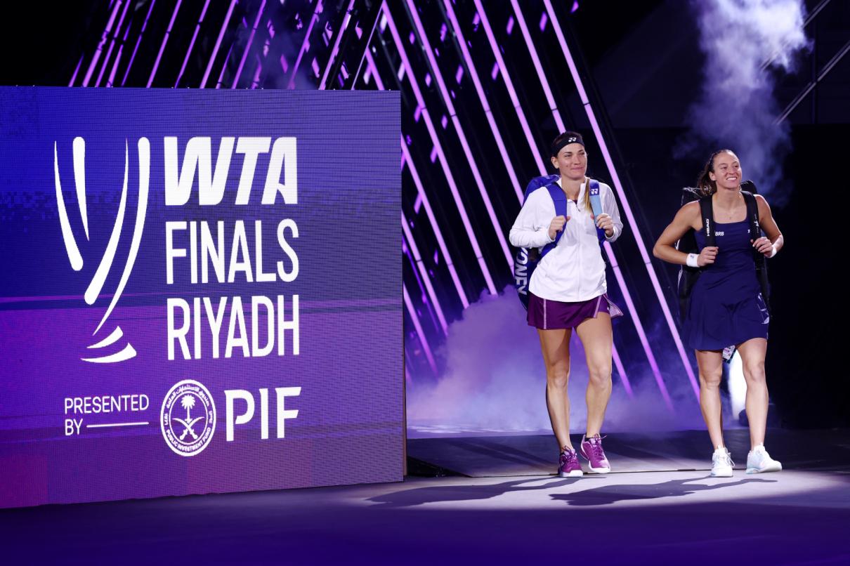 WTA Finals 2025 : la paire Babos/Stefani qualifiée pour la finale après son succès contre Hsieh/Ostapenko