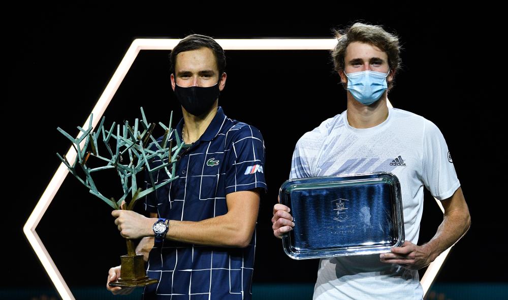 Medvedev prend les commandes face à Zverev à Londres
