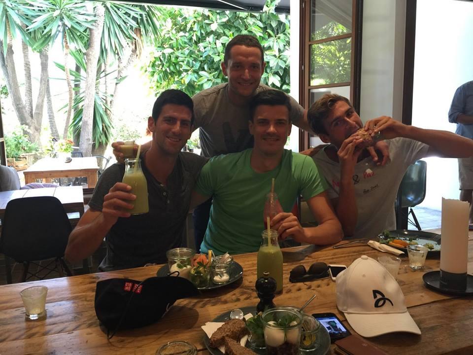 Pendant ce temps-là, Djokovic se détend en célébrant le Friendship Day autour d'un repas diététique