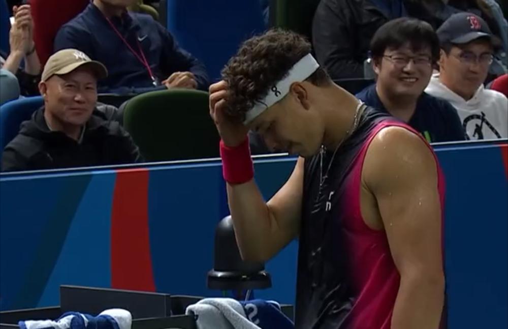 Unusual - Shelton knocks himself out in Shanghai.