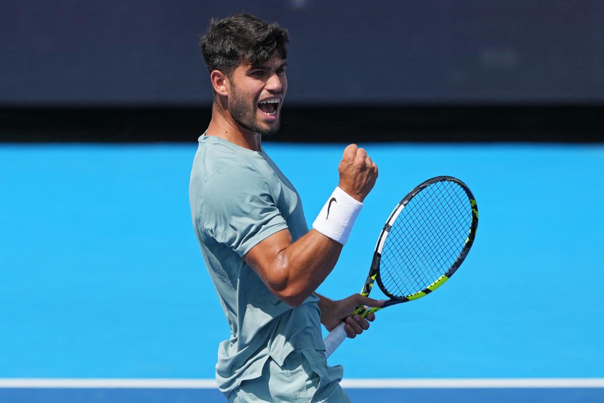 ألكاراز ينجح في بدايته بطوكيو رغم إنذار في قدمه اليسرى