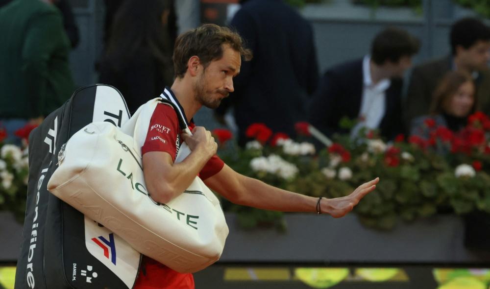Profitant de l’abandon de Kecmanovic, Medvedev rejoint le troisième tour