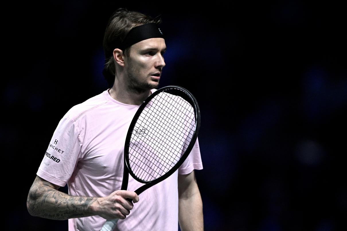 Show, tension et domination : Bublik stoppe Moutet au Rolex Paris Masters