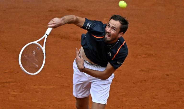 Medvedev bat Tsitsipas et rejoint Rune en finale !