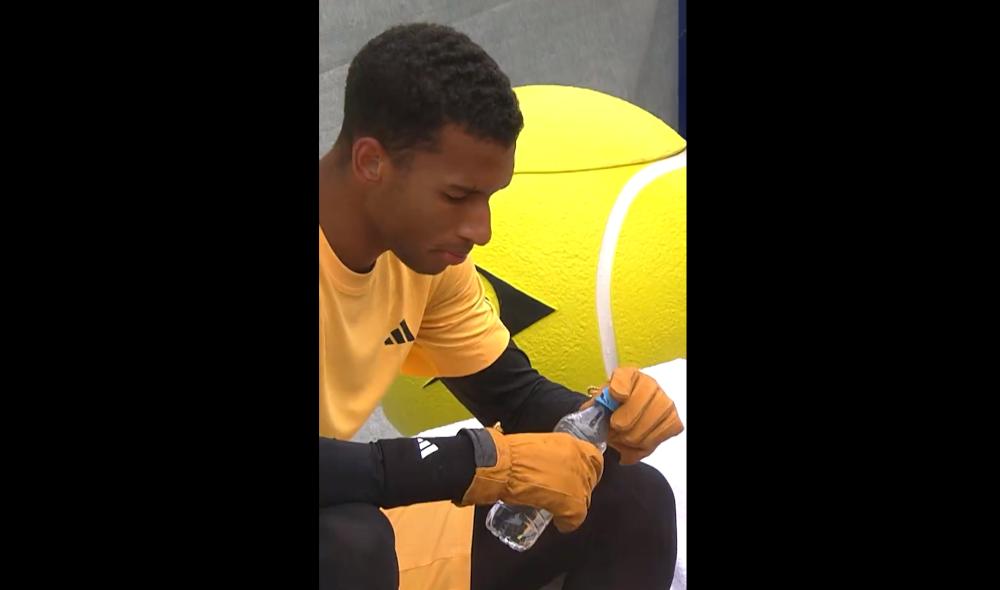 Scène irréelle - Auger-Aliassime équipé de gants de ski au changement de côté à Munich