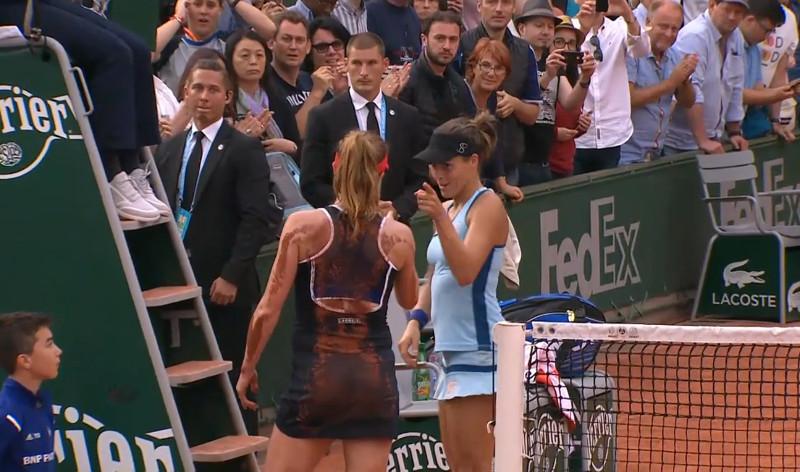 Maria n'a pas aimé l'attitude de Cornet et elle lui a fait savoir lors de la poignée de mains, lui reprochant d'avoir manqué de fair-play.