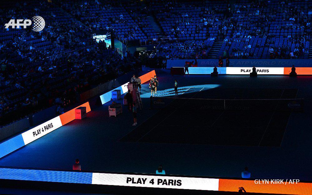 Nouvel hommage à Londres lorsque la paire française Herbert/Mahut est entrée sur le court, les panneaux affichaient Play 4 Paris