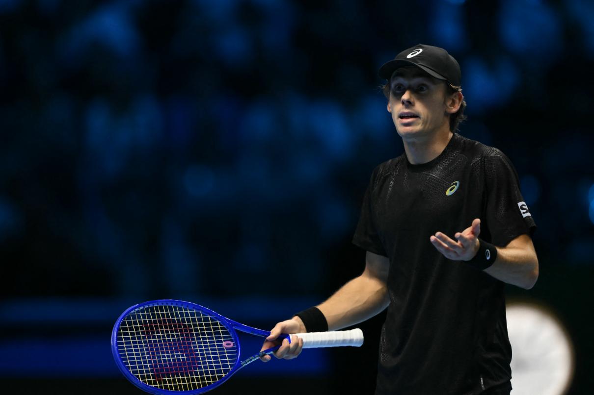 De Minaur amer après sa défaite contre Alcaraz : « Contre les meilleurs, tu n’as pas le droit de rater ces occasions »