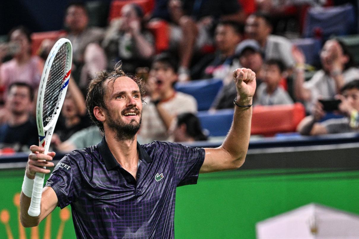 Medvedev s’arrache face à Sonego pour rejoindre les quarts du Rolex Paris Masters