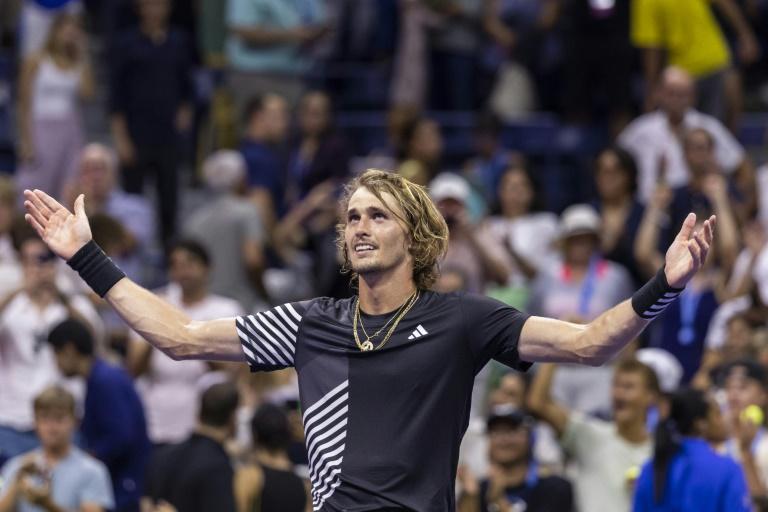 Zverev revient de loin pour soulever le trophée à Chengdu !