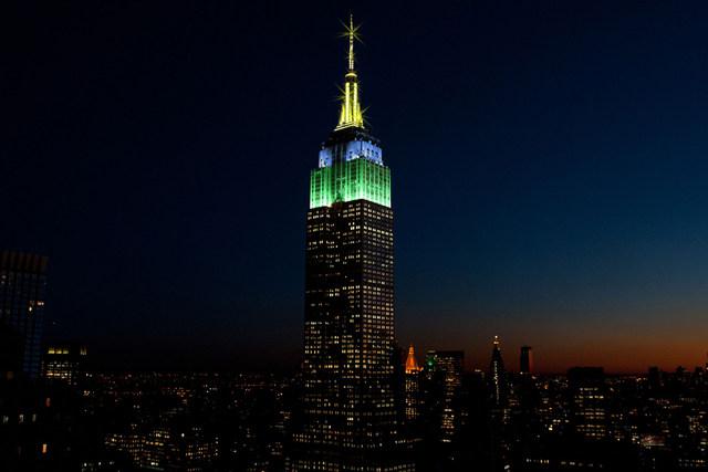 L'Empire State Building a célébré l'US Open 2015 en se parant de vert, bleu (pour le court) et jaune (pour la balle) dans la nuit de lundi.