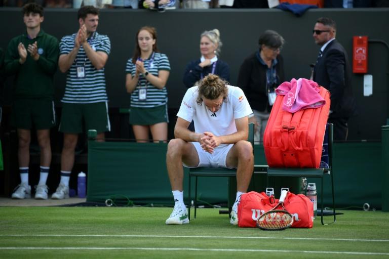 « Si les choses continuent comme ça, ça ne sert à rien de jouer », Tsitsipas abattu après son abandon à Wimbledon suite à sa blessure au dos