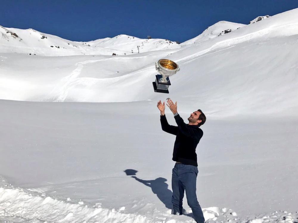 Roger Federer n'est pas sur les courts mais dans la neige comme le prouve cette photo, l'une des trois qu'il a postée sur son Twitter.