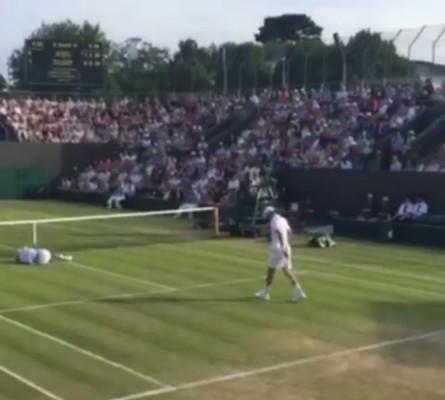 Bob Bryan abat Mike Bryan d'un service alors qu'il a le dos tourné