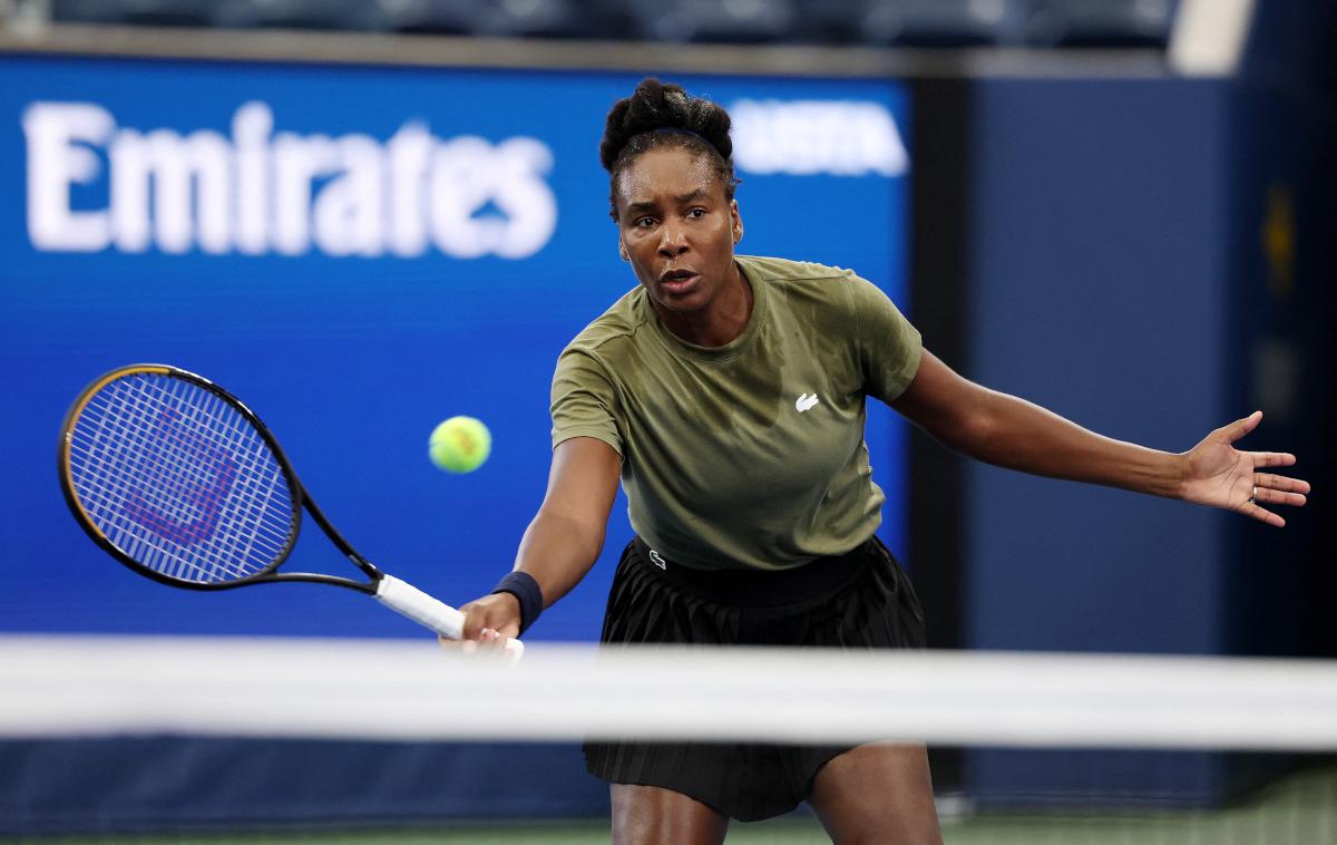 « Je ne suis pas bonne en double, je ne fais pas ce que les joueuses de double font », déclare Venus Williams après sa victoire au premier tour