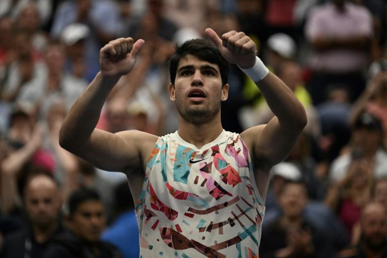 Alcaraz écarte facilement Darderi et remporte sa 80e victoire en Grand Chelem