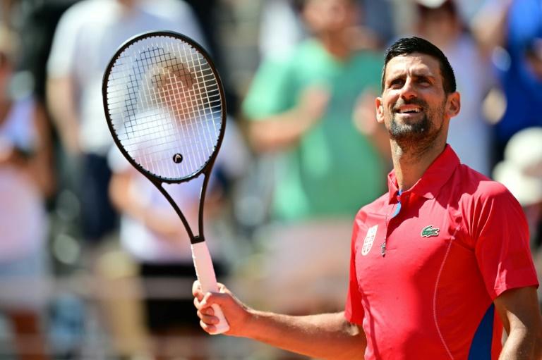 Djokovic ne brille pas, mais rejoint les demi-finales et Musetti !