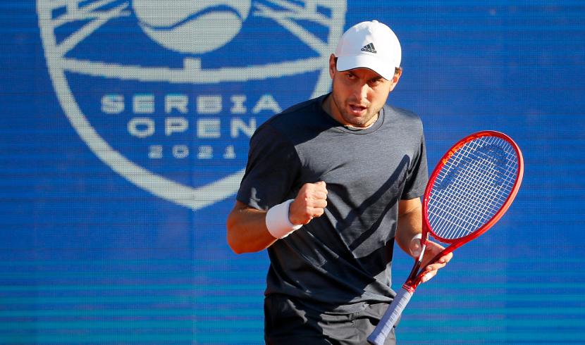 ¡Karatsev vence a Djokovic en Belgrado