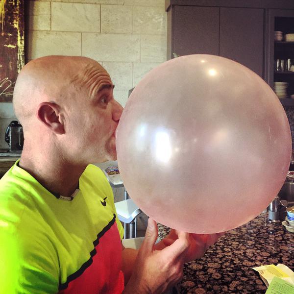 Agassi s'est offert une énorme bulle de chewing-gum pour fêter son anniversaire 