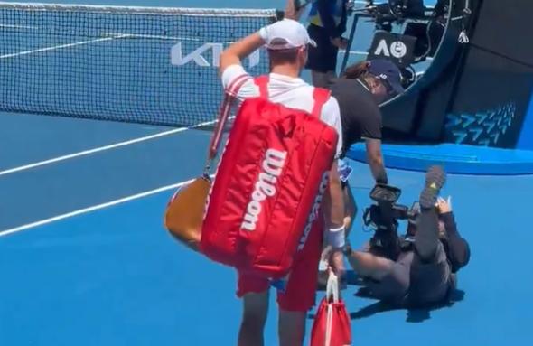 Vidéo - Un caméraman tombe sur le court avant le match de Sinner