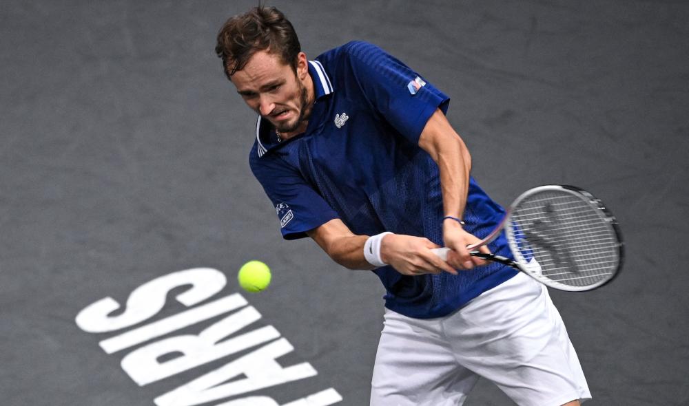 Medvedev surclasse Zverev et rejoint Djokovic en finale 