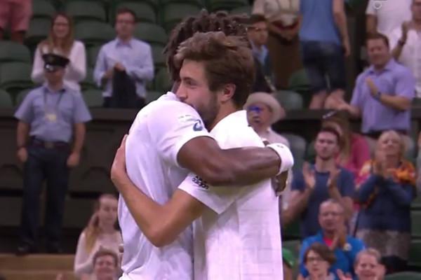 Superbe accolade entre Monfils et Simon