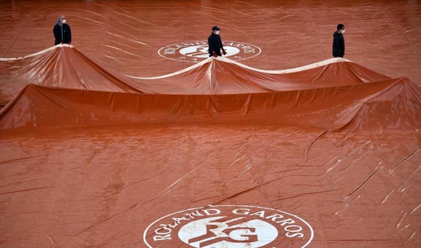 Pluie - Courte averse et parties suspendues y compris sur le Chatrier où on essaye, à raison, de continuer à jouer au maximum en extérieur.