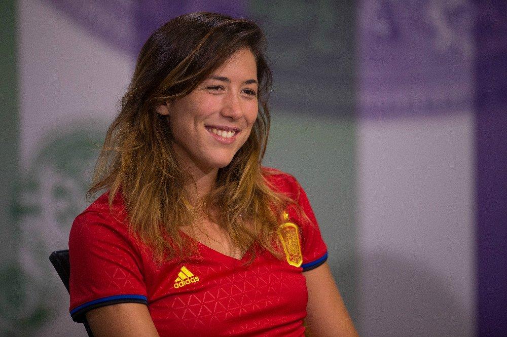 Muguruza (n°2 WTA) a porté le maillot de l'équipe d'Espagne durant sa conférence de presse à Wimbledon pour encourager son pays à l'Euro.