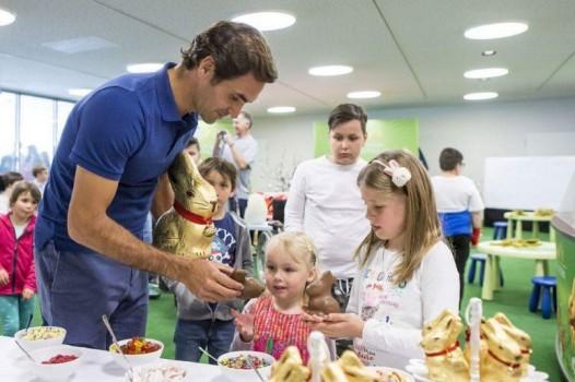 Les enfants de l'hôpital de Bâle en Suisse ont eu la surprise de voir Roger Federer leur apporter des chocolats pour la fête de Pâques.