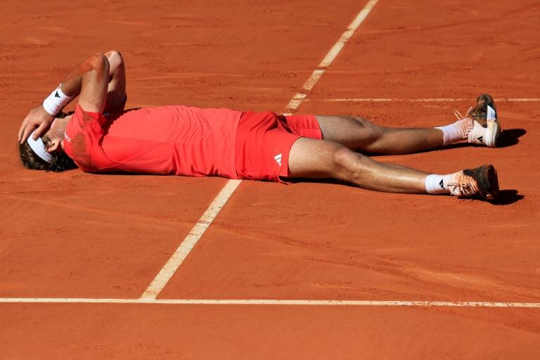Tsitsipas sauve 2 balles de match dans un quart fou à Barcelone !