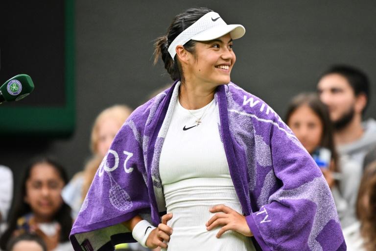 Jag bläddrar igenom meddelandena och försöker lista ut vem jag ska spela mot, säger Xu, Raducanus motståndare i Wimbledon