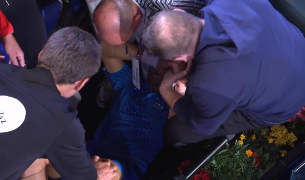 La scène incroyable de Djokovic complètement submergé par l'émotion au moment d'aller célébrer son sacre en tribunes avec son clan.